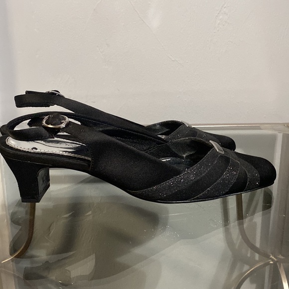 Easy Street Alive 5 black strappy slingback sandals, size 6M. - Picture 4 of 12